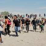 migrantes chocan con soldados mexicanos - vivomix